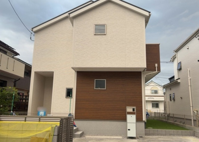 【外観】 | 原宿南新築戸建 | 横浜線「橋本」駅バス乗車9分「八幡神社前」停徒歩5分の立地にある新築一戸建て。土地152.26平米の整形地で日当たりも良く、周囲の自然環境や閑静な住宅街に調和した魅力的で美しい建物デザインです。