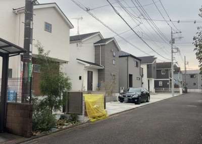 【前面道路含む現地写真】 | 原宿南新築戸建 | 前面道路は舗装された幅5.0mの公道となっており、周辺交通量も少なく静かな住環境です。前面道路との高低差もない平坦地のため、徒歩や自転車、お車での外出時にもスムーズでストレスのない出入りが可能です。