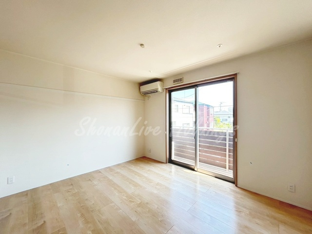 藤沢市城南１丁目のアパートの居間・リビング