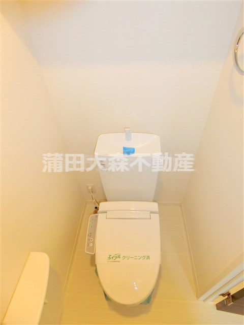 ネージュ西糀谷のトイレ|棚と温水洗浄便座付きのトイレ