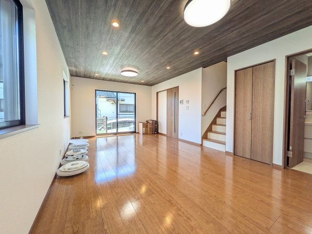 八王子市　泉町　中古戸建ての内装|～18.7帖の明るいLDKで、家族団欒の時間をお過ごしいただけます～