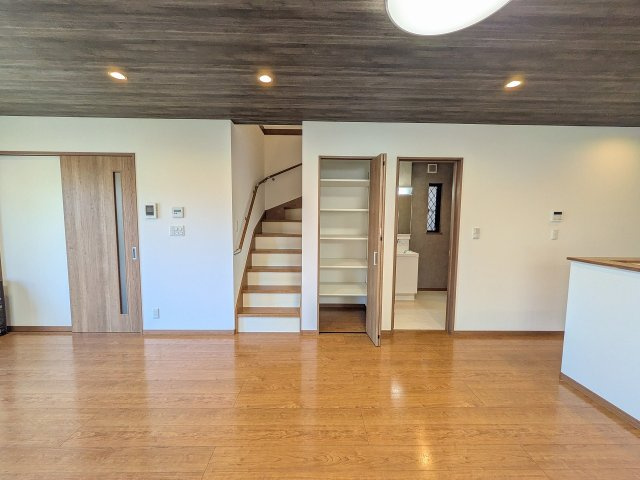 八王子市　泉町　中古戸建ての内装|～リビングに階段のある造り　ご家族と顔を合わせる機会が自然と増えます～