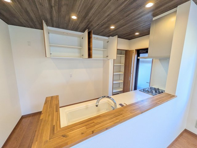 八王子市　泉町　中古戸建てのキッチン|～キッチン背面には備付けのカップボード付き～