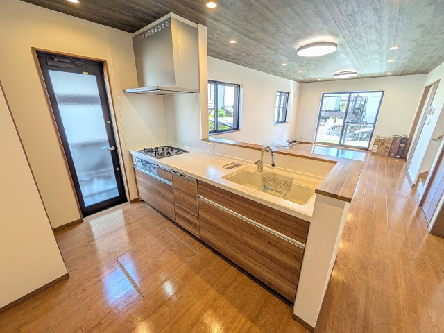 八王子市　泉町　中古戸建てのキッチン|～使い勝手の良いシステムキッチン　勝手口もあります～