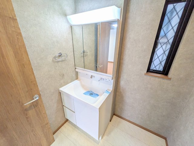 八王子市　泉町　中古戸建ての脱衣所|～窓付きで明るい洗面所　換気もしやすいです～