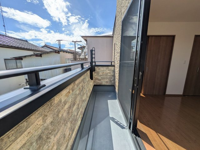 八王子市　泉町　中古戸建てのバルコニー|～南向きで陽当たりの良いバルコニー　洗濯物がよく乾きそうです～