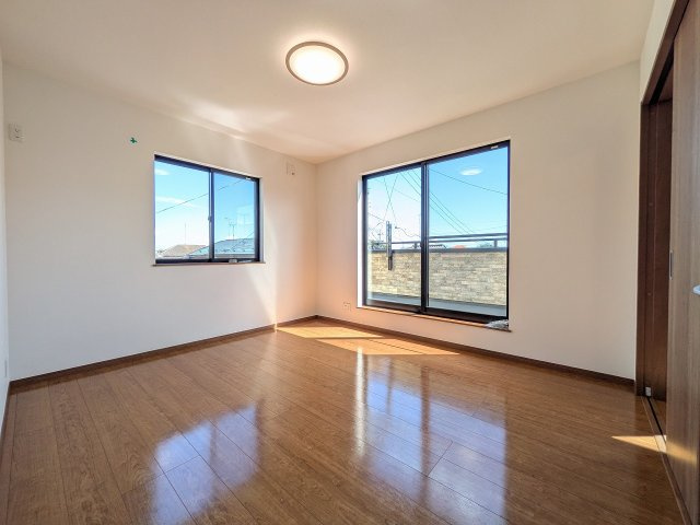 八王子市　泉町　中古戸建ての寝室|～2階7.0帖の主寝室　ベッドなど大型家具のレイアウトもしやすい広さです～