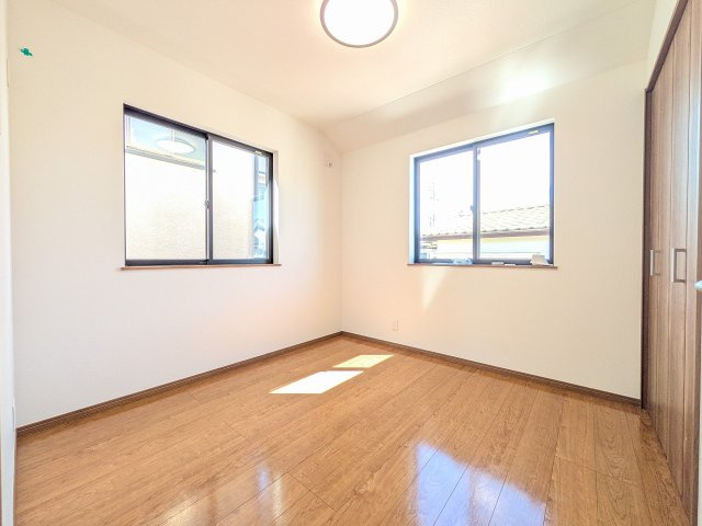 八王子市　泉町　中古戸建ての洋室|～2階4.5帖の洋室　2面採光で明るく風通しの良いお部屋です～