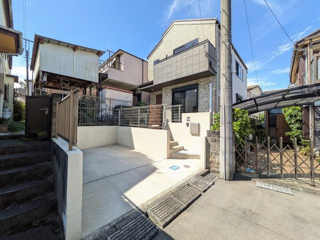 八王子市　泉町　中古戸建ての前面道路含む現地写真|～南東側4.5ｍ道路に面しています～