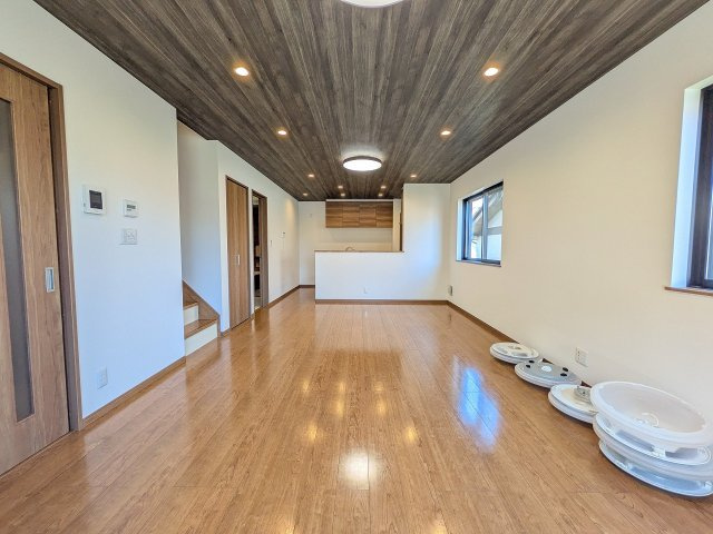 八王子市　泉町　中古戸建ての居間・リビング|～18.7帖の明るいLDKで、家族団欒の時間をお過ごしいただけます～