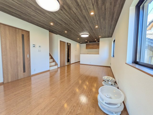 八王子市　泉町　中古戸建ての居間・リビング|～18.7帖の明るいLDKで、家族団欒の時間をお過ごしいただけます～