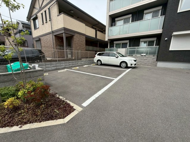 高槻市富田町４丁目の賃貸マンションの駐車場