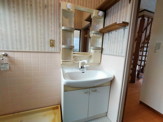広いベランダの山祇町戸建の独立洗面台
