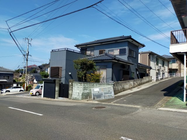 広いベランダの山祇町戸建の前面道路含む現地写真