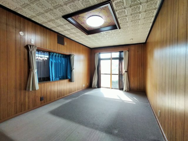 広いベランダの山祇町戸建の居間・リビング
