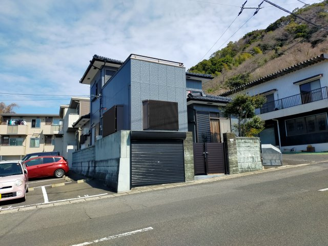 広いベランダの山祇町戸建の前面道路含む現地写真