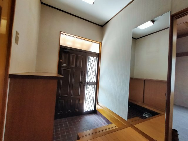 広いベランダの山祇町戸建の玄関