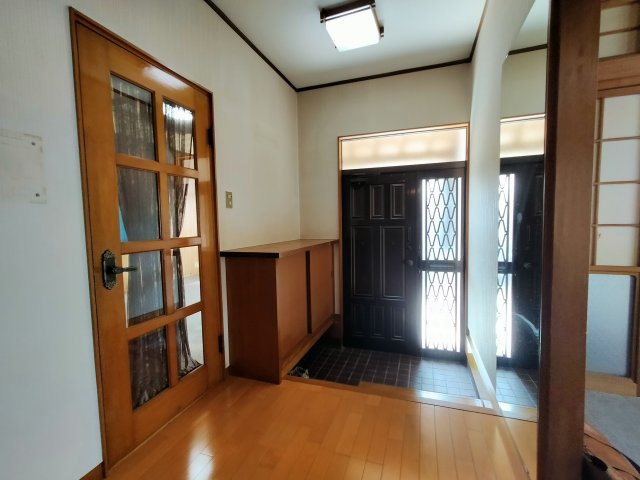 広いベランダの山祇町戸建の玄関