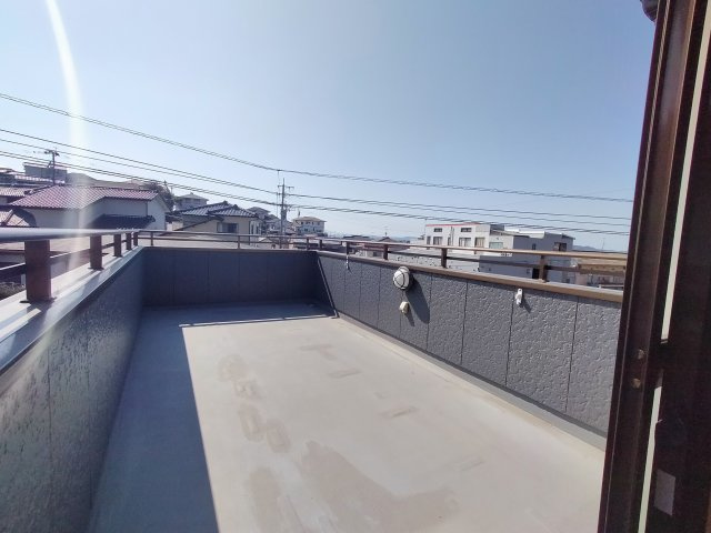 広いベランダの山祇町戸建のバルコニー