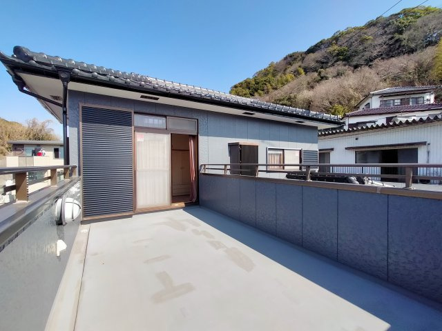 広いベランダの山祇町戸建のバルコニー