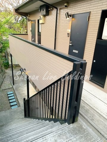 アンプルール　ブワ横須賀中央のその他共用部分|2階部分へと続く階段♪