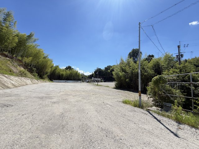◆資材置場に適す◆間口広々８４.６８ｍ◆田辺西IC車で２分◆京田辺市田辺茂ケ谷の外観