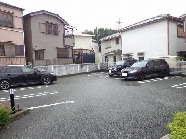 クレセント茨木Ⅱの駐車場