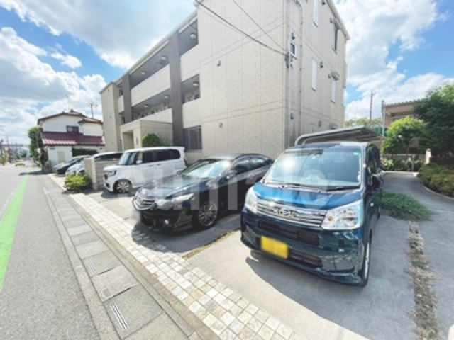I.ヴィレッジ WESTの駐車場|目の前が駐車場です。