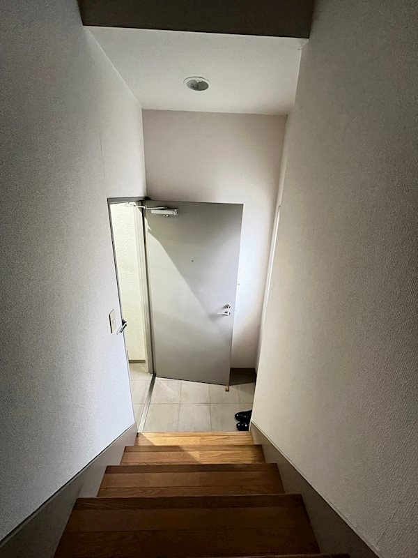 村上ビルの玄関