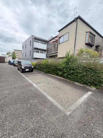 エバーグレイス西宮Ⅰの駐車場