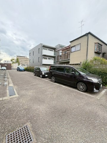 エバーグレイス西宮Ⅰの駐車場