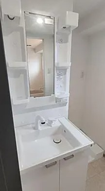 光１０．マンションの洗面所|※別部屋参考写真