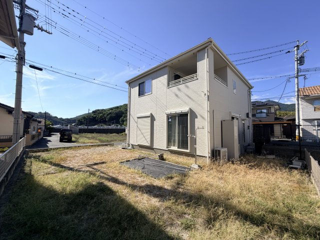 ＼庭も車も、家族時間もゆとりの角地／熊本市西区小島５丁目の外観|隣家との間隔にゆとりがあり、プライバシーを確保♪陽射しの注ぐ広い庭でガーデニングなど
を楽しめます。