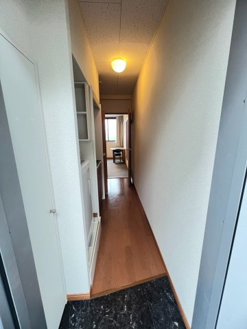 レオパレスアクアブルー青谷の玄関