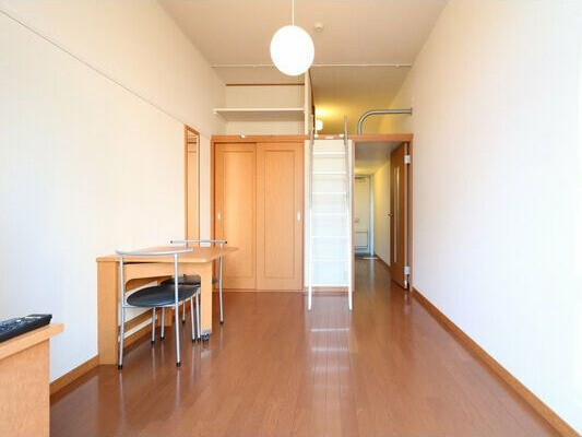 レオパレスハーバー東出町の居間・リビング