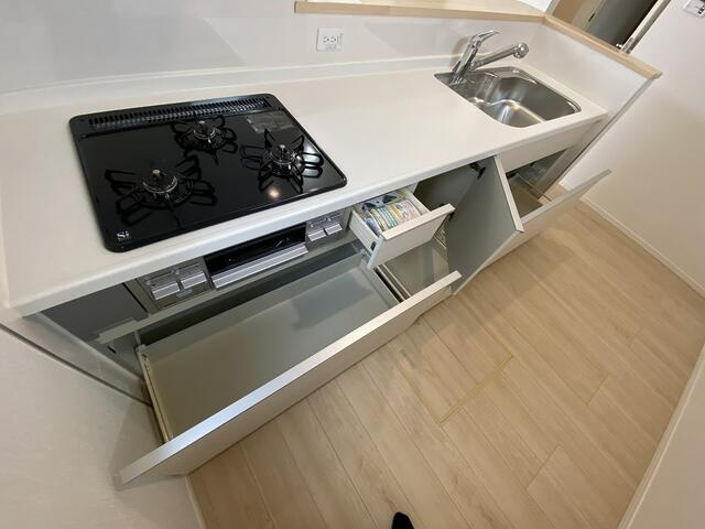 駿東郡清水町伏見の新築一戸建のキッチン|調理器具や食器、食品を用途別に整理できる充実の収納。物が増えがちなキッチンもすっきり片付きます。