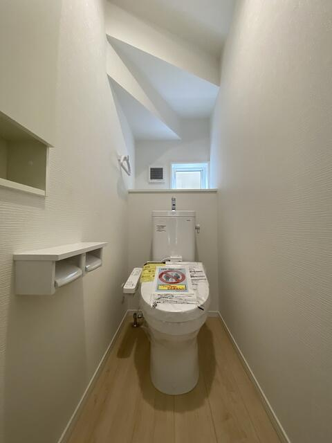 駿東郡清水町伏見の新築一戸建のトイレ|各階にトイレがあるので、家族の準備が重なる忙しい朝も安心。もちろん温水洗浄便座完備です。