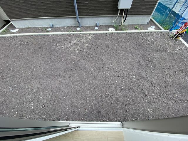 駿東郡清水町伏見の新築一戸建の庭|お子さんの外遊びや水遊びを気軽に楽しめる自宅のお庭。家族のおうち時間を楽しくするスペースです。