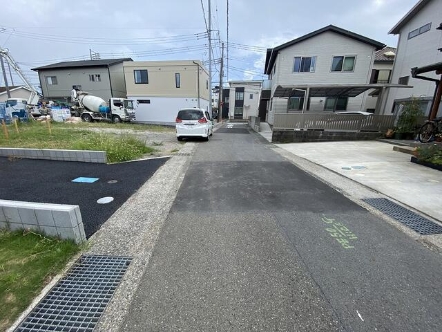 駿東郡清水町伏見の新築一戸建のその他共用部分|前面道路　道路幅員約４．４８ｍ…車ですれ違うには少し狭い