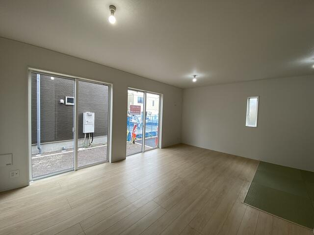 駿東郡清水町伏見の新築一戸建の居間・リビング|16.5帖のＬＤＫは食事とくつろぎの場所を分けやすい広さ。家族が自然と集まる空間をつくれます。