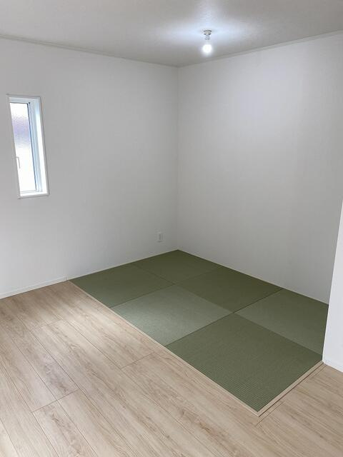 駿東郡清水町伏見の新築一戸建の居間・リビング|リビング一画に畳コーナー：洗濯物を畳んだり、お子さんと遊んだり「床でくつろぐ暮らし」を楽しめます。