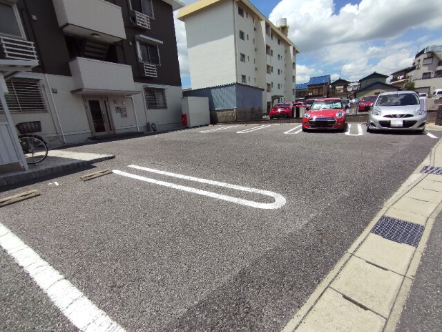 エターナル　ウイングの駐車場