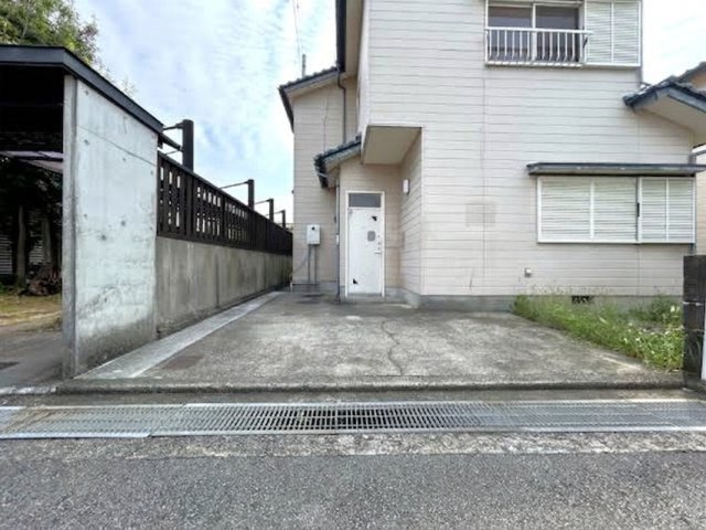 「土砂・津波ハザードエリア外」高知市南久万　中古一戸建ての駐車場|フラットで駐車しやすいスペース。アプローチも広く雨の日の移動も快適です。