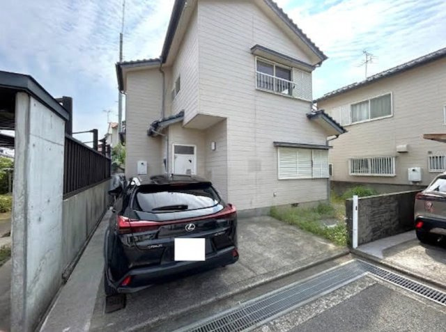 「土砂・津波ハザードエリア外」高知市南久万　中古一戸建ての外観|塀カットで駐車2台可能に◎前面道路からの出し入れもスムーズな明るい外観。