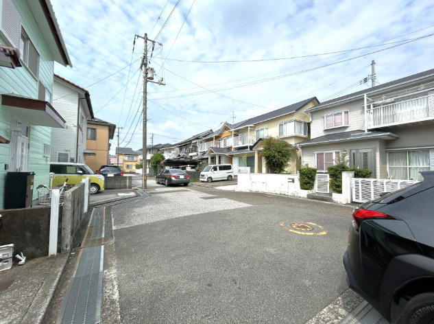 「土砂・津波ハザードエリア外」高知市南久万　中古一戸建ての前面道路含む現地写真|前面道路は回転盤に面しており、お車の旋回や出し入れもスムーズに行えます。