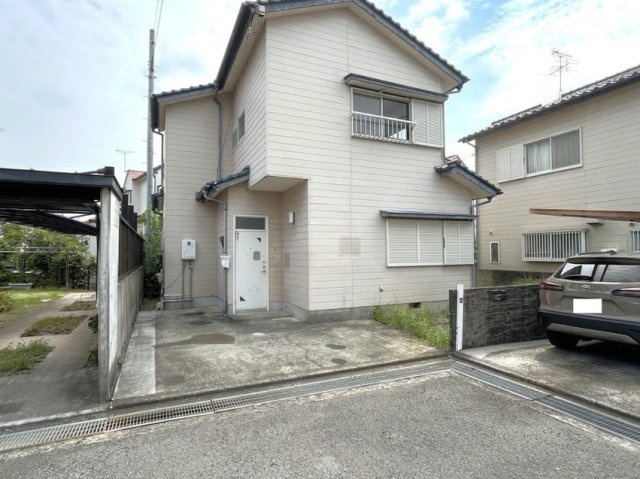 「土砂・津波ハザードエリア外」高知市南久万　中古一戸建ての外観|明るく清潔感のある外観デザイン。静かな住宅街に位置し、落ち着いた暮らしが叶います。