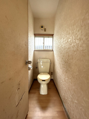 「土砂・津波ハザードエリア外」高知市南久万　中古一戸建てのトイレ|清潔感のあるシンプルなトイレ空間。小窓付きでいつも爽やかに保てます。
