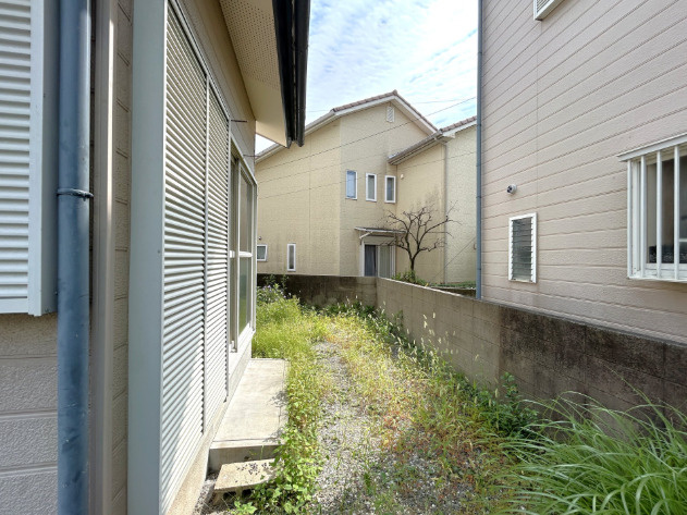 「土砂・津波ハザードエリア外」高知市南久万　中古一戸建ての庭|家庭菜園や物置スペースにも活用できる敷地脇のゆとりある屋外スペース。