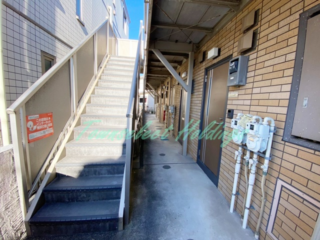 鎌倉市岡本２丁目のアパートのエントランス