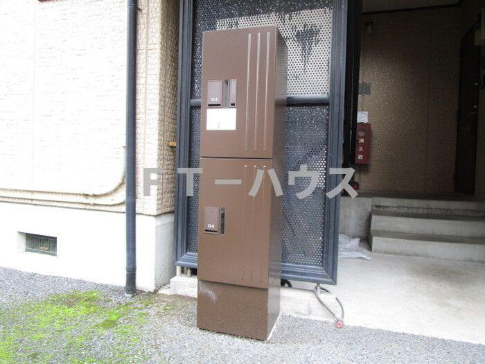 日の出第一秋新ハイツの玄関